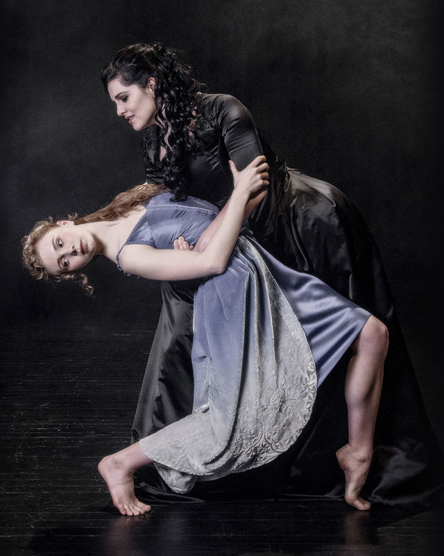 Sanger Désirée Baraula og danser Heidi Cecilie Christensen