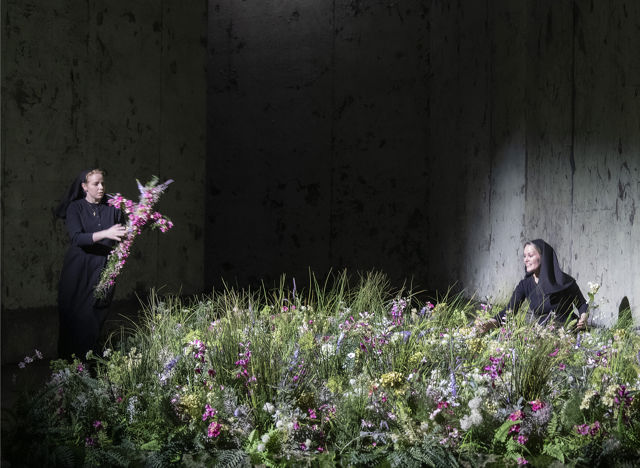 To nonner i blomstereng