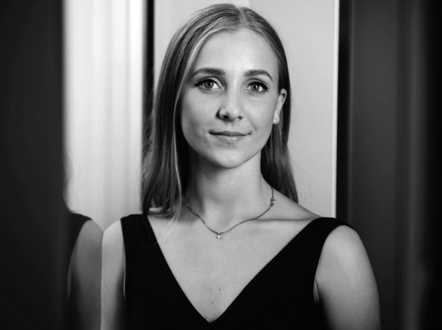 Svart/hvitt-portrett av Astrid Lyngstad, danser i Nasjonalballetten